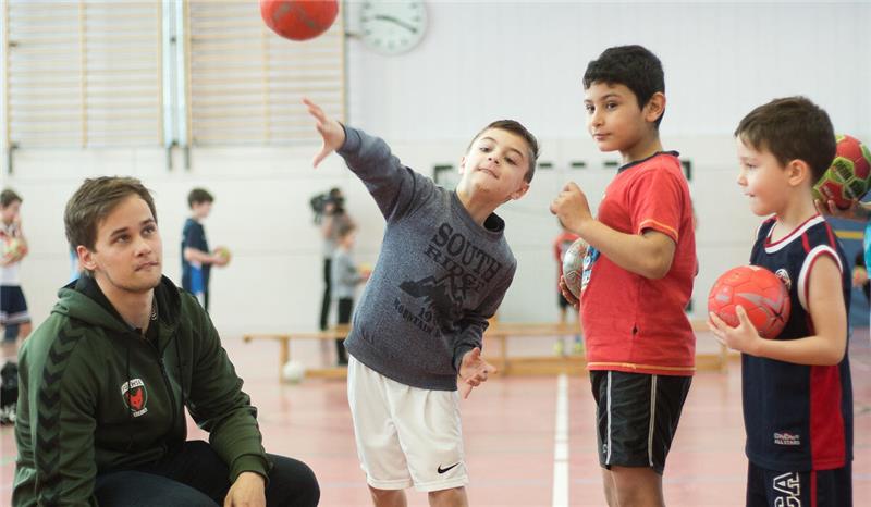 Für Profivereine, wie hier die Füchse Berlin, ist es Standard, in Schulen zu gehen, um Nachwuchs zu sichten. In Breitensportvereinen sind die Ressourcen an Übungsleitern und Betreuern wesentlich knapper.