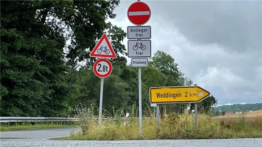 Für Radfahrer und Anlieger frei: Auf der früheren Kreisstraße 24 am Abzweig von Wöltingerode nach Immenrode markiert ein ganzer Schilderwald die „Fahrradstraße“.