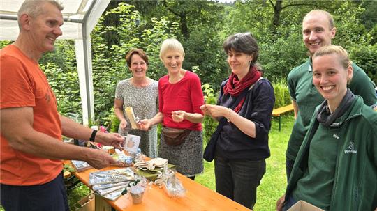 Für Raika Wernecke und Dustin Hölzer (v.r.) vom Café „Pause“ ist es wichtig, dass die Tombola-Lose gut verkauft werden. Der Erlös geht an das Spiegelbad.