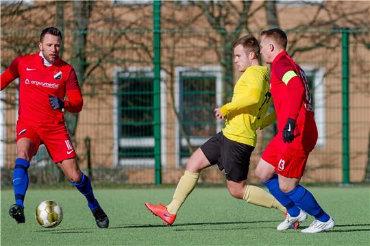 Für Rammelsbergs Trainer Marcel Herbst ist der morgige Gegner Vahdet Salzgitter vergleichbar mit Fortuna Lebenstedt, hier eine Szene aus der Begegnung vom 26. Februar mit Niklas Pannewitz (2. v. re.), die Rammelsberg mit 1:4 verliert. Foto: Drechsler
