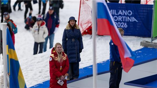 Für Siegerin Warwara Worontschichina weht die russische Fahne bei den Paralympics.