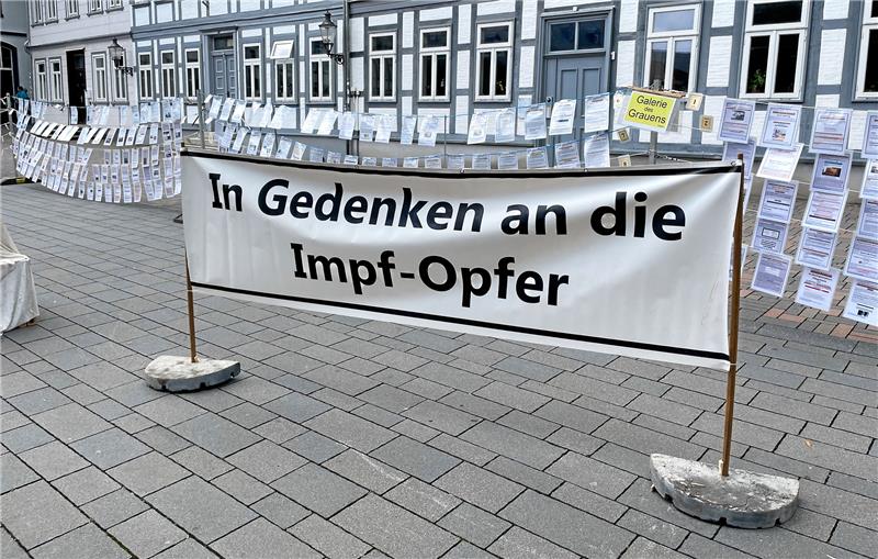 Für Speit ein Warnsignal: Mitte August schlägt der Bayer Peter Ganz auf Goslarer Einladung mit seiner „Galerie des Grauens“ auf dem Jakobikirchhof auf. Foto: Heine