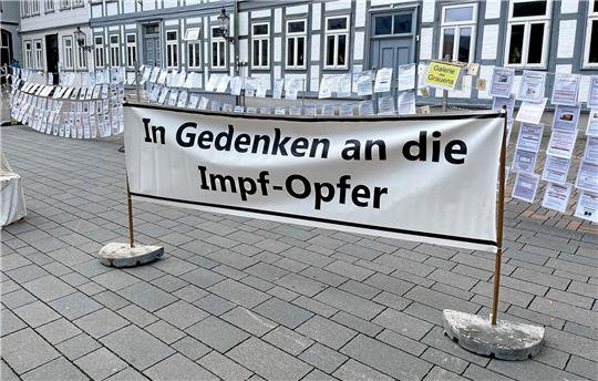 Für Speit ein Warnsignal: Mitte August schlägt der Bayer Peter Ganz auf Goslarer Einladung mit seiner „Galerie des Grauens“ auf dem Jakobikirchhof auf. Foto: Heine