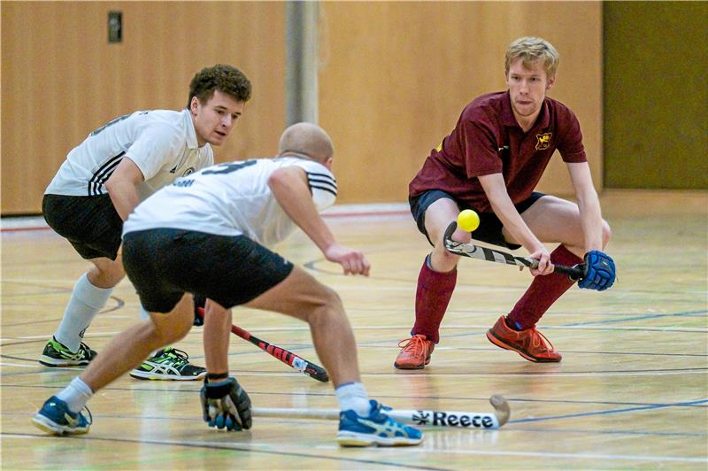 So geht es in den kleineren Sportarten weiter Für Spielertrainer Jan Barckmann (re.) und den Goslarer HC 09 geht es in der Hallenhockey-Oberliga weiter. Foto: Drechsler