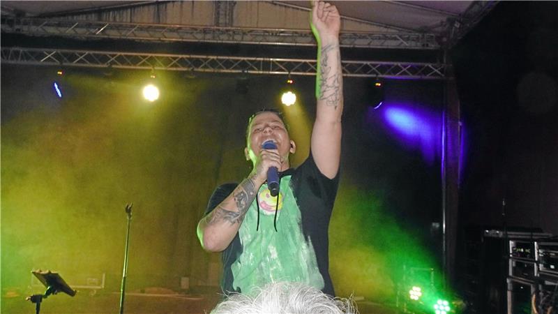 Für Stimmung beim Livekonzert in Schladen sorgen bekannte Songs von Kerstin Ott: „Die immer lacht“. Foto: Biener