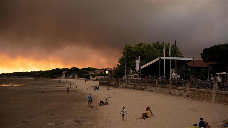 Brände am Atlantik: Frankreich evakuiert 63.000 Menschen Für Tausende Touristen ist der Urlaub wegen der Waldbrände zunächst mal zu Ende.