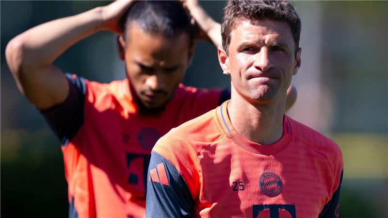 Für Thomas Müller (r) und Leroy Sané muss Ersatz her.