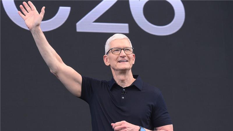 Apple macht neuen Anlauf bei Künstlicher Intelligenz Für Tim Cook ist es die letzte WWDC als Konzernchef. Er übergibt die Führung zum September an John Ternus, der bisher für Geräte zuständig war.