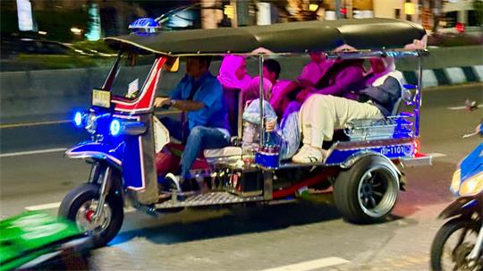 Für Touristen aus aller Welt gehört eine Fahrt mit einem knatternden Tuk-Tuk zum Bangkok-Besuch einfach dazu.
