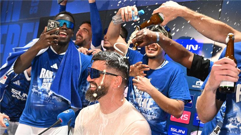Schalke feiert Bundesliga-Rückkehr mit langer Partynacht Für Trainer Miron Muslic gab es die obligatorische Bierdusche.