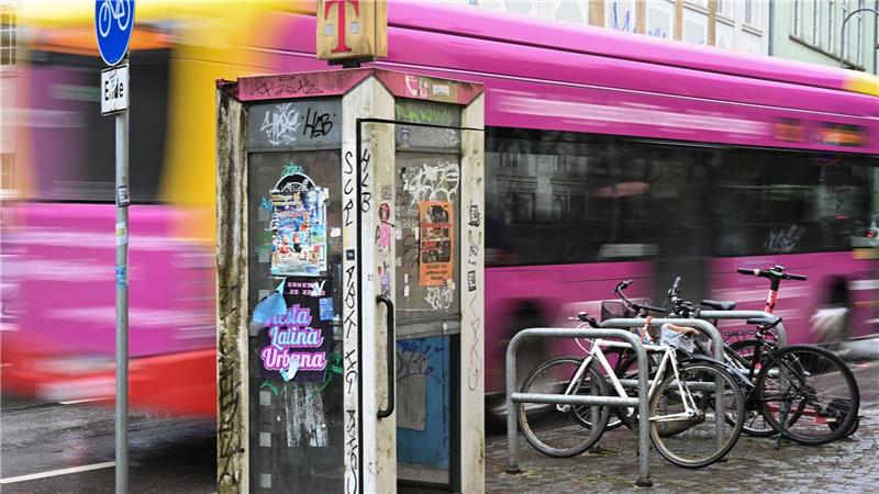 Für Tübingens Oberbürgermeister Boris Palmer ist das „Unrat“: ein altes, kaputtes und beschmiertes Telefonhäuschen in der Tübinger Altstadt.