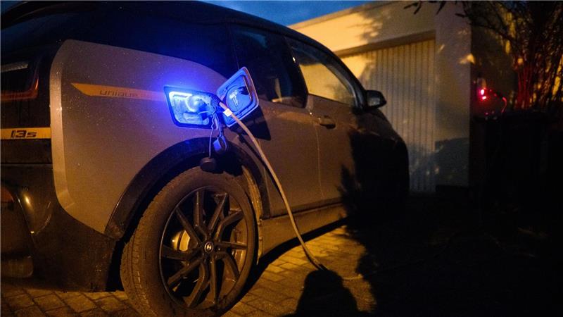 Fraunhofer-Institut zerpflückt E-Auto-Mythen Für Umweltbilanz und Wirtschaftlichkeit ist auch wichtig, wann und wo man lädt. (Archivbild)