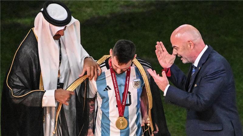 Für Weltmeister Lionel Messi hatte der Emir von Katar eine besondere Überraschung - zur Freude von Infantino. (Archivbild)