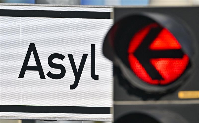Union und FDP verschärfen Ton in Asyldebatte Für abgelehnte Asylbewerber soll es in Bayern bald kein Geld mehr, sondern Chipkarten zum begrenzten Einkauf bestimmter Waren geben.