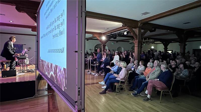 Für alle, die nicht ganz textsicher sind, wird der Text auf großen Leinwänden gezeigt.