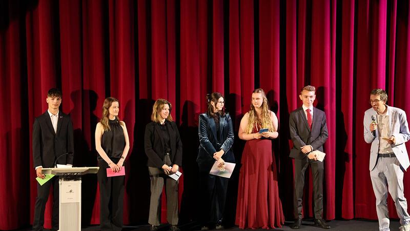 Berufsschule in der Baßgeige verabschiedet Abiturienten Für besondere Leistungen wurden geehrt (v. l.): Kilian Kirchner, Jella Watschon, Emely Erdmann, Emely Strelis, Caroline Albers und Levin Meyer.