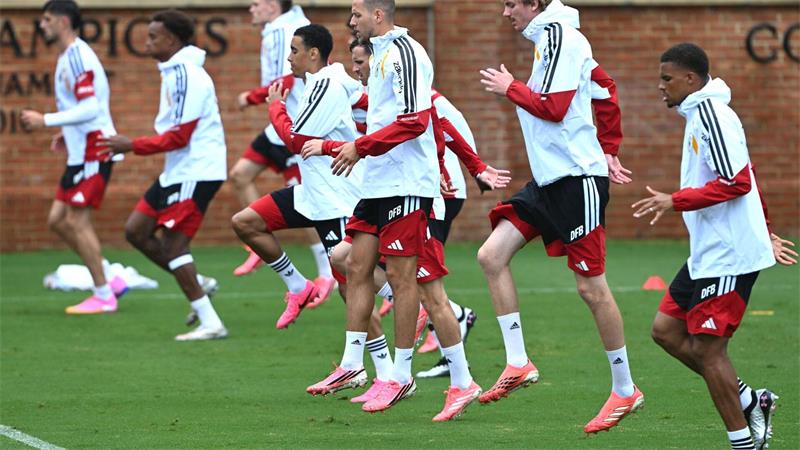 Für das DFB-Training mussten die Regenjacken ausgepackt werden. 