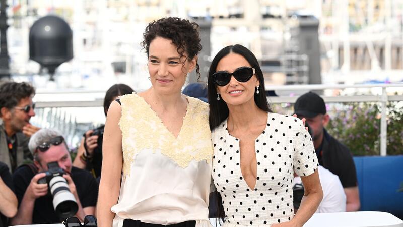 Für das Drehbuch zu ihrem Film mit Schauspielerin Demi Moore (r) wurde Regisseurin Coralie Fargeat (l) in Cannes ausgezeichnet.