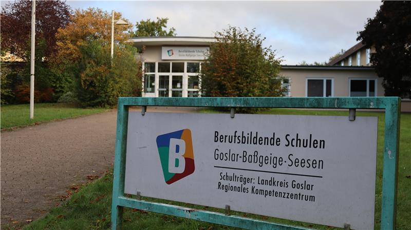 Das Foto zeigt den Eingang mit Hinweisschild zu den Berufsbildenden Schulen in Seesen. 