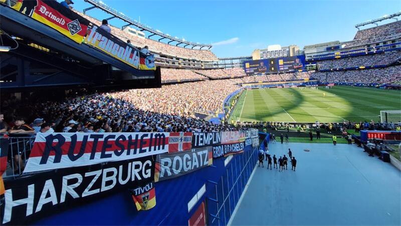 Das HARZBURG-Banner findet auch beim Sechzehntelfinale gegen Paraguay wieder einen Platz im Stadion.