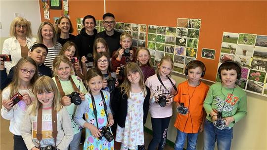 Für das Projekt "Aussicht auf Landschaft" sind die Drittklässler der Wurmbergschule eine Woche lang mit Kameras rund um Braunlage unterwegs, angeleitet von Arne Bunk und Tanja Bächlein (hi.v.re.), begleitet von den Lehrerinnen Claudia Winkel und Brit Großhennig-Auerswald (hi.v.li).