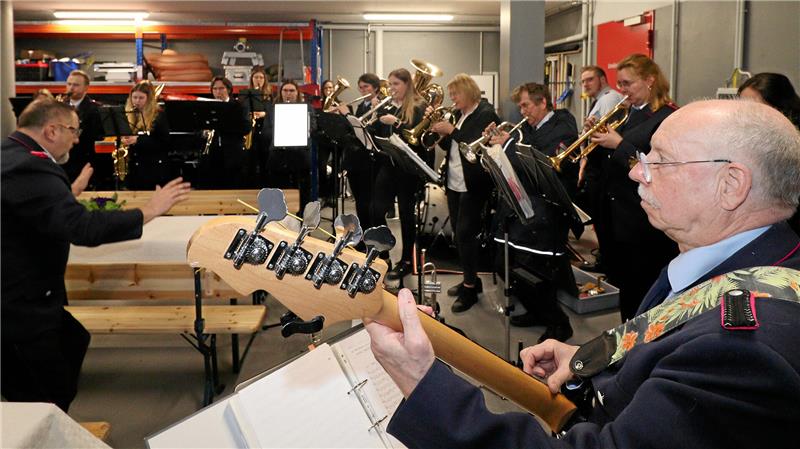 Menschen musizieren mit ihren Instrumenten.