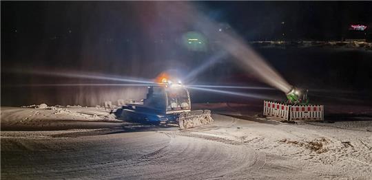 Für das Winterfest in St. Andreasberg wird der Schnee vorbereitet, damit die Gäste rodeln können.