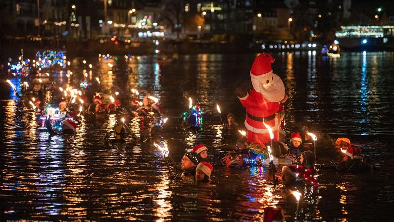 Für das besondere Ereignis legten die rund 100 Schwimmer eine rund 1,8 Kilometer Strecke zurück.
