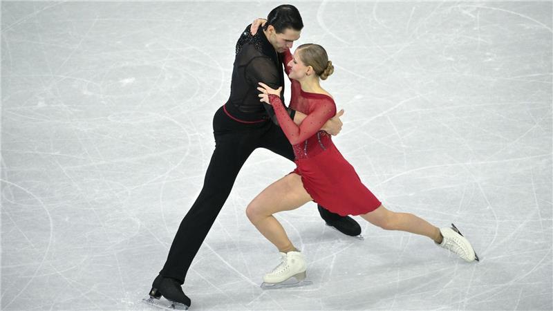 Für das deutsche Paarlauf-Duo Minerva Hase (r) und Nikita Volodin (l) ist Gold greifbar.