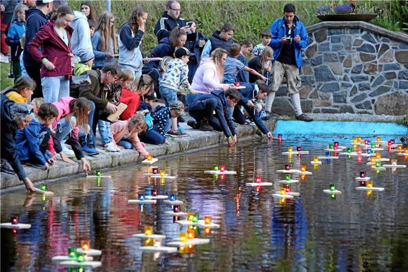 Altenau: Schwimmbad Okerteich wird zum bunten Lichtermeer Für das diesjährige Lichterfest in Altenau soll es neue Lichtakzente geben. Archivfoto: Neuendorf