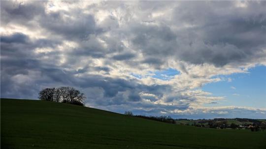Für das erste Fußball-EM-Wochenende wird vielerorts Regen und Wind erwartet.