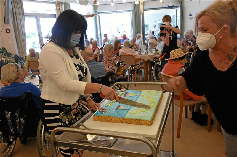 Für das erste Sommerfest nach zwei Jahren Pandemie-Pause gab’s auch eine Torte: Cornelia Tiefenbach schneidet sie an.  Fotos: Kempfer