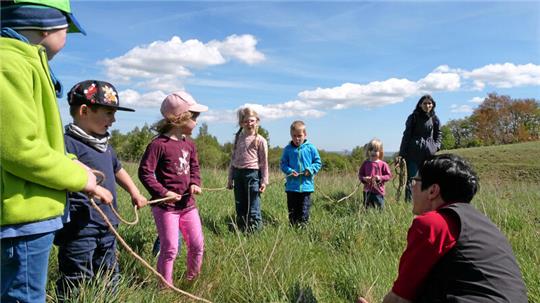 Für den 28. September plant der Harzklub Bad Harzburg eine Wandertour speziell für Kinder zwischen 3 und 6 Jahren, angeführt von Ines Hohlbein (sitzend).
