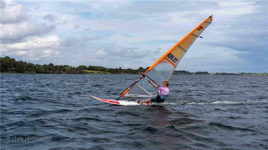Für den Blick auf die dänische Küste bleibt kaum Zeit: Felix Mann wird in der Nähe von Flensburg deutscher Jugendmeister im Windsurfen.