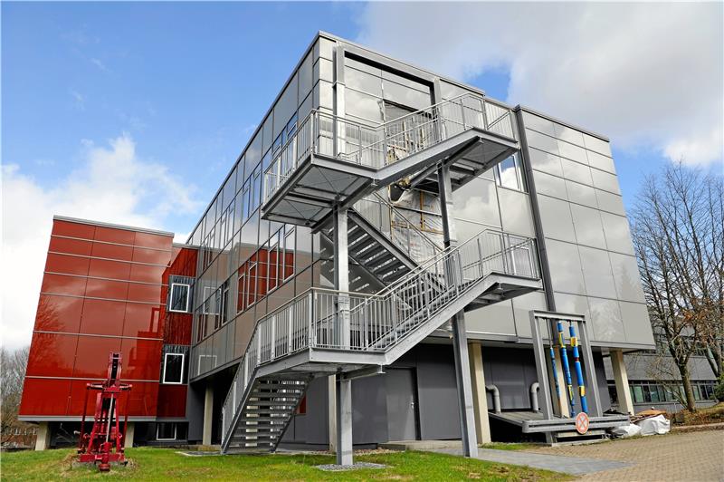 Für den Brandschutz gibt es am Institute of Subsurface Energy Systems eine neue Fluchttreppe. Foto: Ernst/TU Clausthal