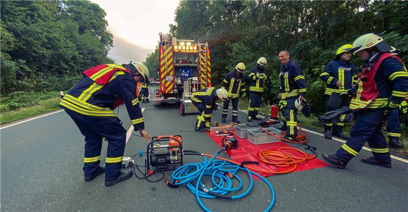 Schwächeanfall am Steuer: Frau (49) bei Unfall schwer verletzt Für den Einsatz wurde die B82 zwischen der Riechenberger Spange und Goslar gesperrt. Foto: Feuerwehr Goslar