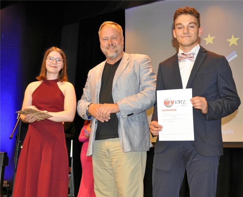 Für den Elternverein verteilt Sascha Göritz Präsente an Sophie Voss und Joshua Zimmermann für ihren CvD-Einsatz. Foto: Heine