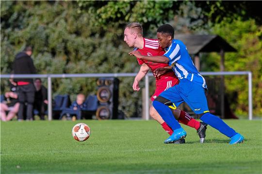 Für den FC Zellerfeld, der aktuell die 1. Nordharzklasse, Staffel 1, anführt, kickt auch Glody Badibanga (re.), wie hier beim Spiel gegen den TSV Lengde.  Foto: Drechsler