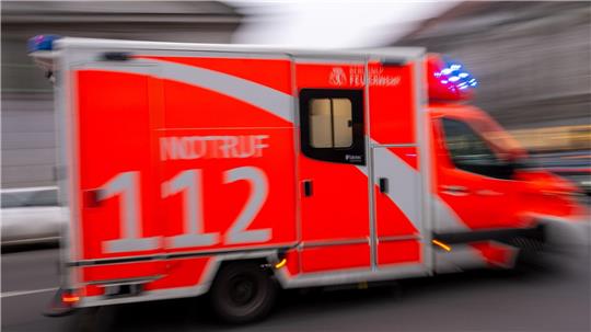 Für den Fahrer des Gabelstaplers kam jede Hilfe zu spät. (Symbolbild)