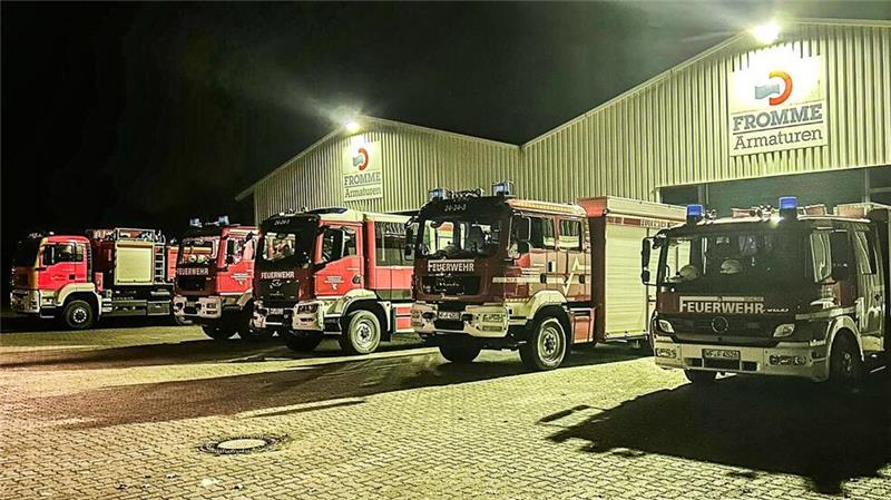 Landwirt findet auf Feld eine nicht detonierte Weltkriegsbombe Für den Fall, dass die Bombe gesprengt werden muss, weil sie sich nicht entschärfen lässt, stehen in Haverlah wasserführende Fahrzeuge der Feuerwehr bereit.