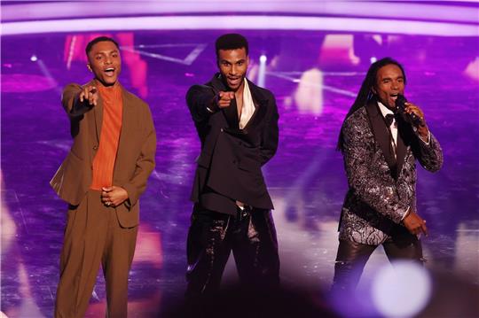 Für den Film «Girl You Know It's True» nahmen Tijan Njie (M) und Elan Ben Ali (l) die Rolle des Pop-Duos Milli Vanilli ein.