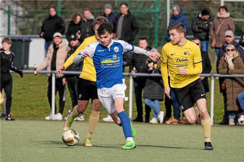 Für den GSC steht gegen Oker das nächste Goslar-Derby auf dem Spielplan. Hier Yannik Frank (li.) im Duell mit dem Rammelsberger Nico Werschkull. Frank trifft in diesem Spiel zum 2:0, am Ende heißt es 3:0. Foto: Drechsler