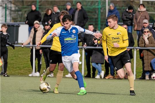 Für den GSC steht gegen Oker das nächste Goslar-Derby auf dem Spielplan. Hier Yannik Frank (li.) im Duell mit dem Rammelsberger Nico Werschkull. Frank trifft in diesem Spiel zum 2:0, am Ende heißt es 3:0. Foto: Drechsler