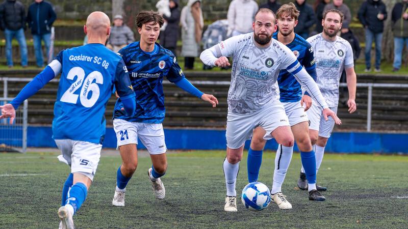 Für den Goslarer SC 08 und den VfL Oker, hier Matteo Kurtz (2.v.l.) und Lucas Pillich gegen Dominik Zellmer, steht am Sonntag das letzte Punktspiel dieses Kalenderjahres auf dem Spielplan.
