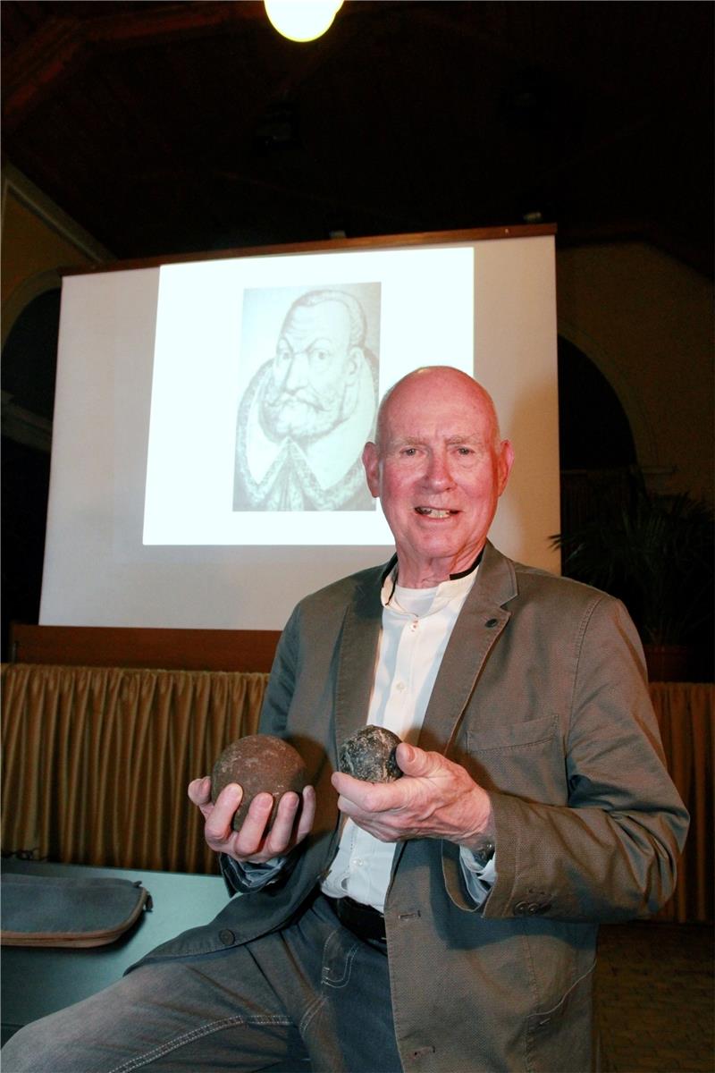 Für den Harzburger Geschichtsverein referiert Manfred Gruner über Herzog Julius. Der soll noch aus Schrott Geld gemacht haben – aus Schlacke, die beim Bergbau anfiel, Kanonenkugeln. Seinen Vortrag reichert Manfred Gruner mit diesen Objekten an und mit Bildmaterial. Wenn er über den Protagonisten seines Vortrages spricht, dann nennt er ihn oft einfach nur „Julius“. Fotos: Potthast