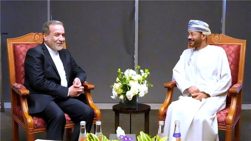 Für den Iran verhandelt Außenminister Araghtschi (l), Omans Außenminister al-Busaidi (r) vermittelt. (Archivbild)