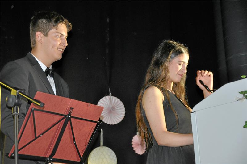 Rekord: 128 Schüler verlassen die Realschule Goldene Aue Für den Jahrgang verabschieden sich Silas Thienel und Mona Muja mit bewegenden Worten und in Momenten, in denen bisweilen die Tränen fließen. Foto: Heine