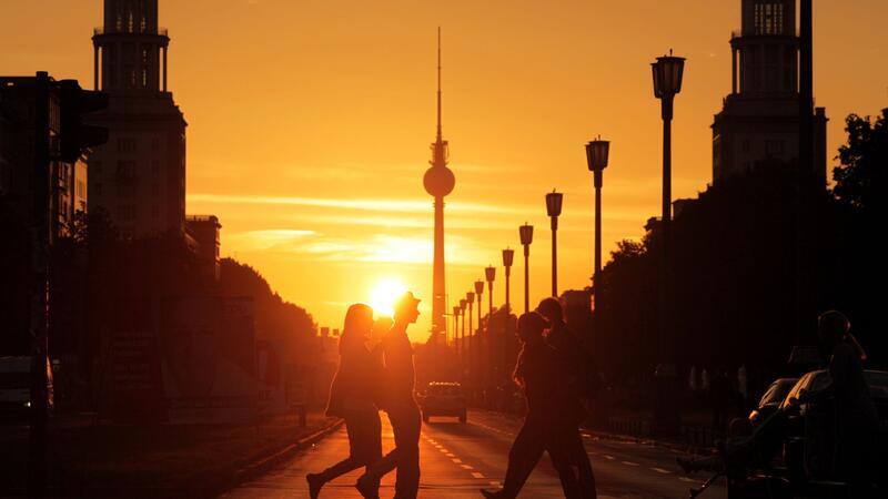 Nächte durchmachen: Wie du mit Schlafmangel richtig umgehst Für den Körper ist es kein Problem, eine Nacht nicht zu schlafen, wenn man den Schlafmangel wieder ausgleicht.