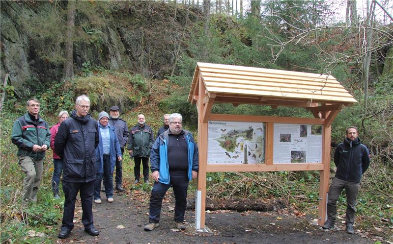 Projekt soll Fledermäuse nachhaltig schützen Für den LPV, gegründet im Juli 2020, war die neue Info-Tafel vor der Bärenhöhle das erste große Projekt. Uwe Fricke (AG für Karstkunde Harz), Fledermausschutzbeauftragter Siegfried Wielert und LPV-Geschäftsführer Karl Könecke (v.li.) freuen sich über das gute Gelingen.  Fotos: Hohaus