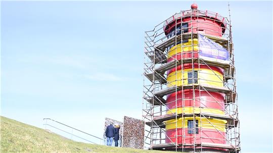 Für den Neuanstrich ist der Pilsumer Leuchtturm eingerüstet.